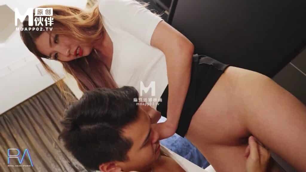 Anh thanh niên có tiền gạ tình em gái xinh đẹp về nhà địt