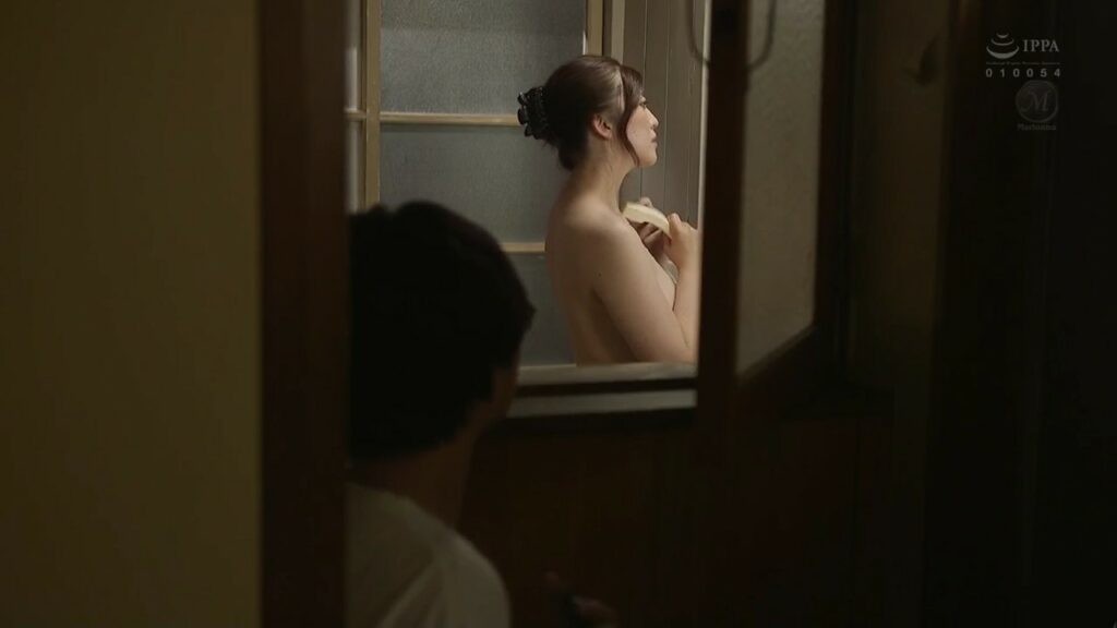 Đứa con riêng của chồng trộm nhìn mẹ kế tắm lúc nữa đêm